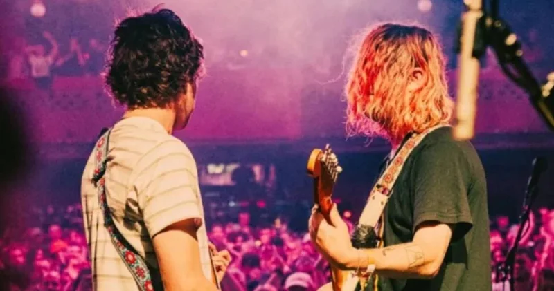 Sahnede yere yığıldı! Konserler iptal edildi