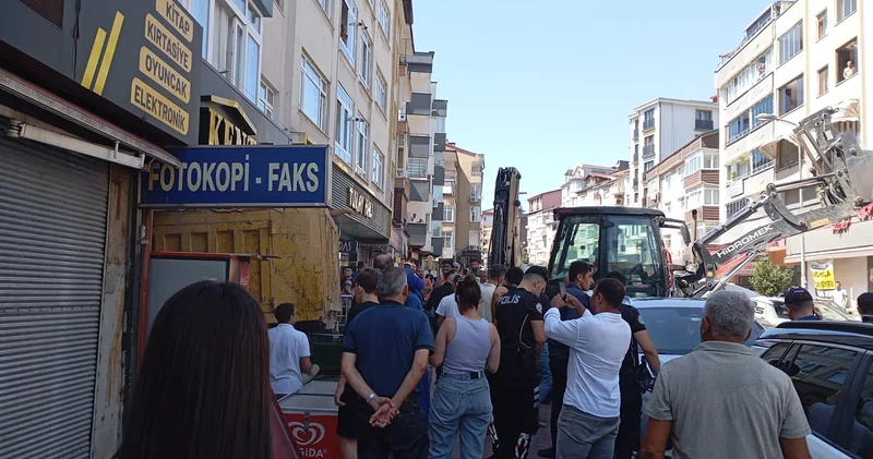 Kamyonun frenleri patladı, dükkana daldı: O anlar kamerada