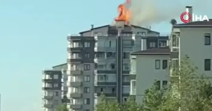 Ankara’da 12 katlı binanın en üst katında korkutan yangın