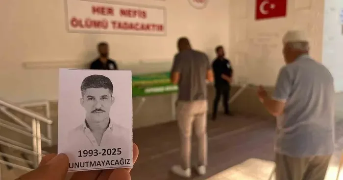 Arkadaşı tarafından tüfekle vurulan 32 yaşındaki adam son yolculuğuna uğurlandı