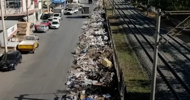 CHP li Buca Belediyesi ile işçiler uzlaştı ancak çöp dağları yerinde duruyor VİDEO İZLE