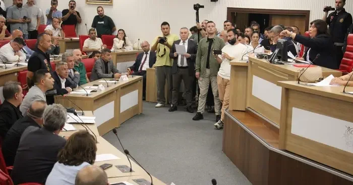 Aydın Büyükşehir Belediye Meclisi nde tansiyon yükseldi! Özlem Çerçioğlu toplantıyı erteledi