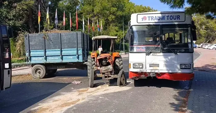 Safari için yolcu toplayan otobüs ile otelden çıkan traktör çarpıştı: 1’i turist 2 yaralı