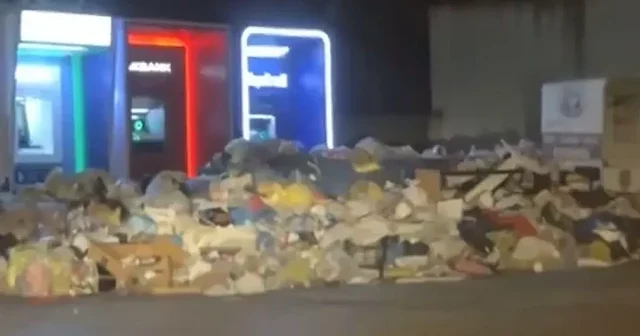 İzmirli vatandaş izahı olmayan çöpün mizahını yaptı VİDEO İZLE