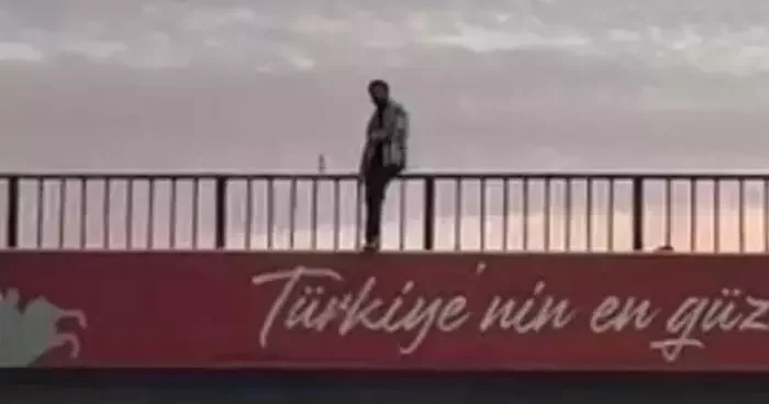 Bolu da köprüye çıkıp intihar etmek isteyen şahsı polis ikna etti