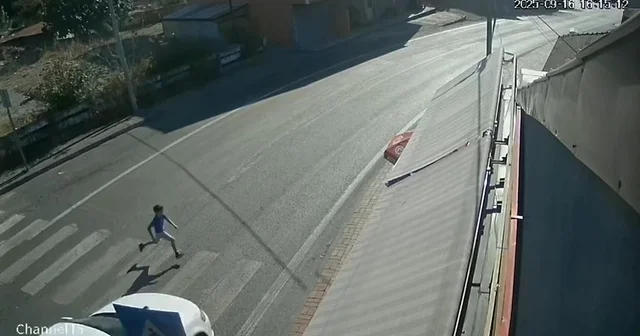 Yaya geçidinden koşan 9 yaşındaki Ahmet e otomobil çarptı; kaza kamerada Zonguldak Haberleri