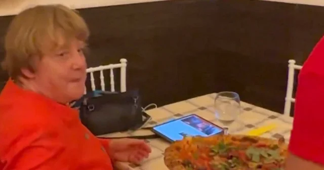Merkel Napoli de yalnız başına pizza yerken görüntülendi VİDEO İZLE