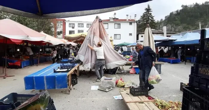 Aniden bastıran fırtına hayatı olumsuz etkiledi
