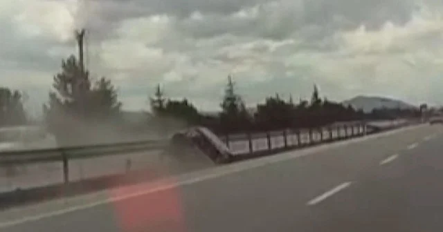Afyonkarahisar da refüje giren araç kamerada: Sürücü hayatını kaybetti VİDEO İZLE