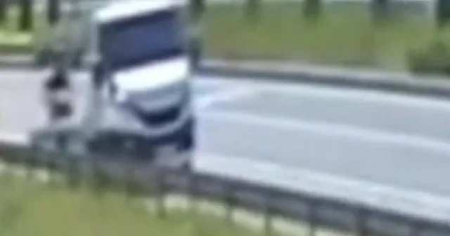 Sürücüsünün geri manevra yaptığı oto kurtarıcıya motosikletin çarptığı kaza kamerada Düzce Haberleri