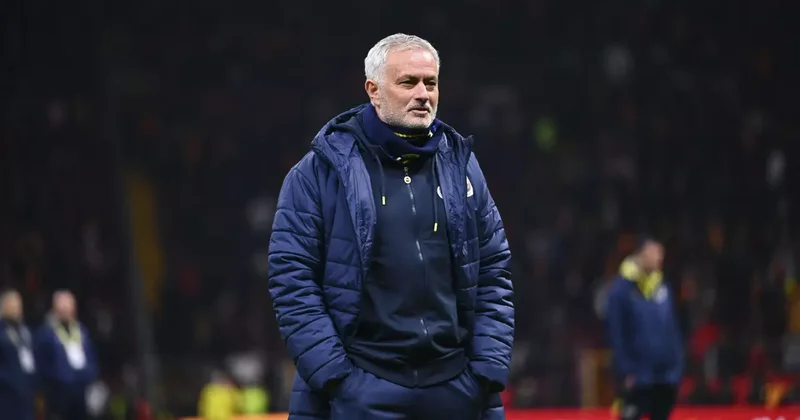 Şampiyonluk maçı öncesi flaş olay! Galatasaray tribünlerinde Mourinho pankartı