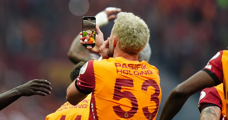 Barış Alper gol sevincinde selfie çekti, sarı kart gördü