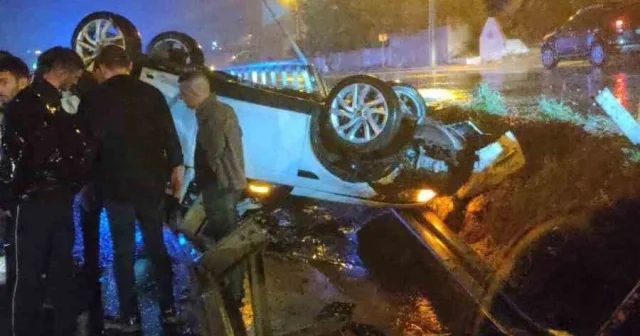 Keşan da virajı alamayan otomobil bariyerlere çarptı: Yaralılar var Edirne Haberleri