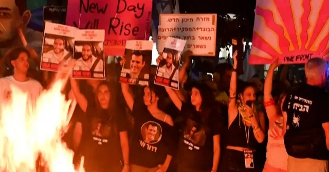 Tel Aviv’de binlerce kişi sokaklara döküldü: Netanyahu karşıtları gösteri düzenledi VİDEO İZLE