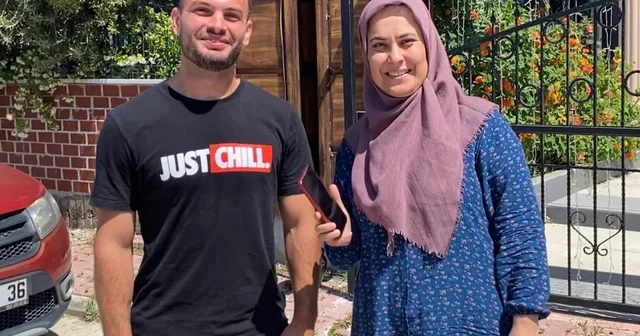 Moldovalı turist, bulduğu telefonu sahibine teslim etti Antalya Haberleri