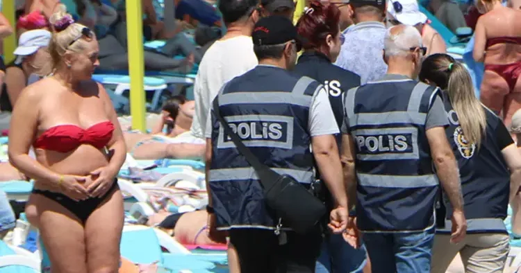 Taciz, uygunsuz fotoğraf ve çevreye rahatsızlık... Polis, plajda yakaladı