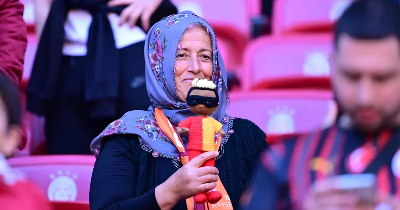 Victor Osimhen için maskeli bebek ören Neslihan teyze tribünde