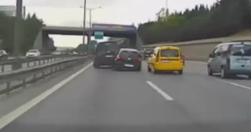 Eyüpsultan da makas atan otomobilin yaptığı kaza kamerada
