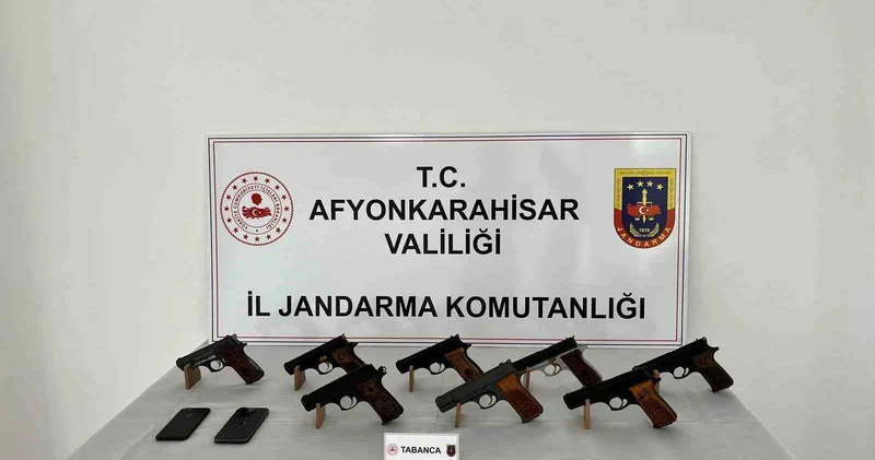 Ruhsatsız silahları satamadan jandarmaya yakalandı