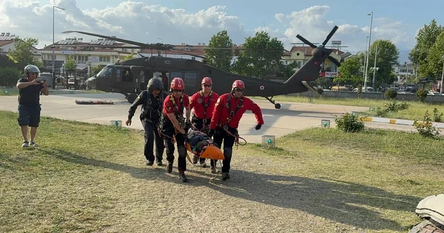 Paraşütle kayalıklara düşen turist, askeri helikopterle kurtarıldı Muğla Haberleri