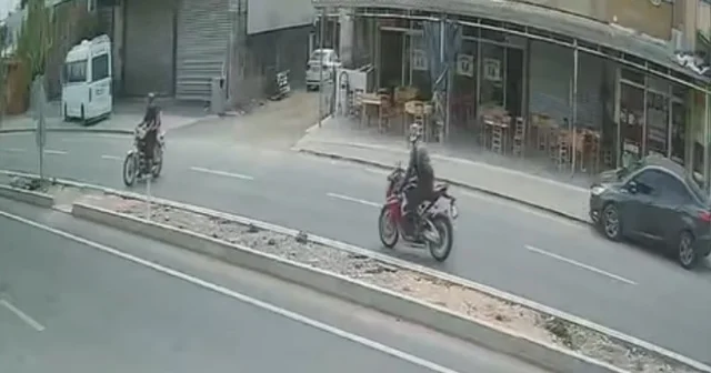 İki sürücünün ağır yaralandığı motosiklet kazası kamerada Adana Haberleri