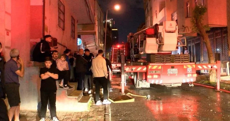 Küçükçekmece de 7 katlı binanın çatısı alev alev yandı