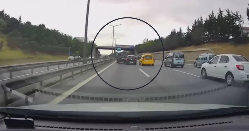 Makas atmak isteyen sürücü kazaya sebep oldu: O anlar kamerada