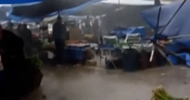 Kocaeli de pazar yeri sular altında kaldı VİDEO İZLE