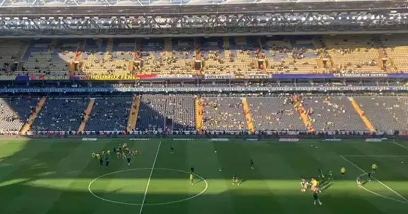 Fenerbahçe tribünleri maç başlar başlamaz futbolcuları ıslıkladı