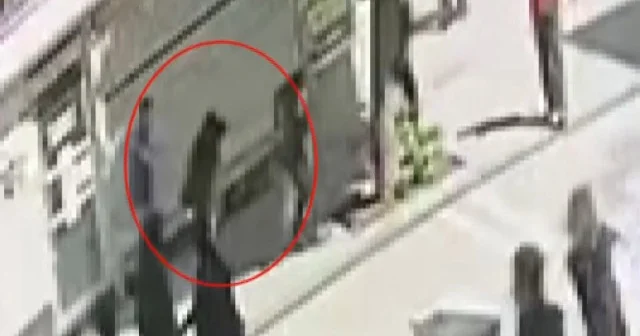 Avcılar da binadan kopan parçalar yoldan geçen kadını yaraladı VİDEO İZLE