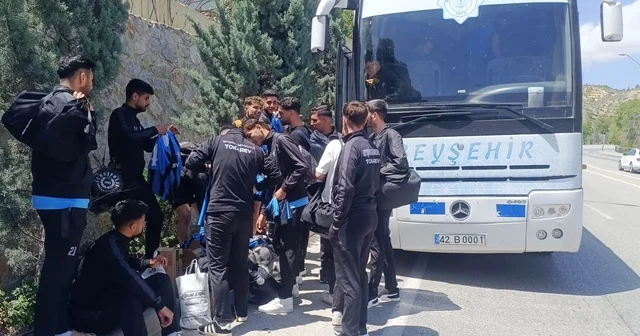 Konya da kafileyi taşıyan otobüsün lastiği patlayınca futbolcular maça taksiyle gitti Konya Haberleri