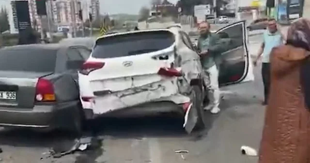 Yozgat’ta zincirleme kaza: 6 araç birbirine girdi 5 kişi yaralandı VİDEO İZLE