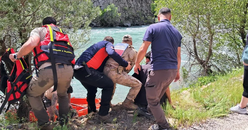 Munzur Nehri nde korku dolu anlar! Akıntıya kapılan adam suyun ortasındaki adacığa sığındı