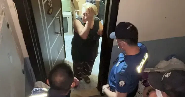 Avcılar da mahallelinin şikayet ettiği eve girildi, kokunun kaynağı ortaya çıktı
