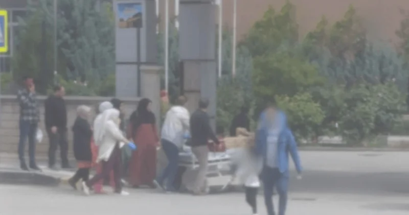 Hamile kadın, hastane kapısına ulaşamadan sokakta doğum yaptı!
