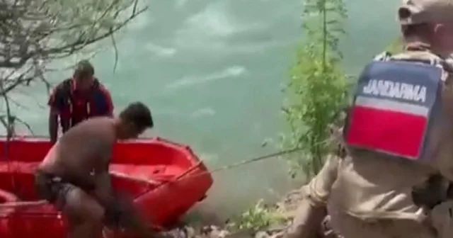 Munzur Nehri’nde mahsur kalan vatandaşı ekipler kurtardı VİDEO İZLE
