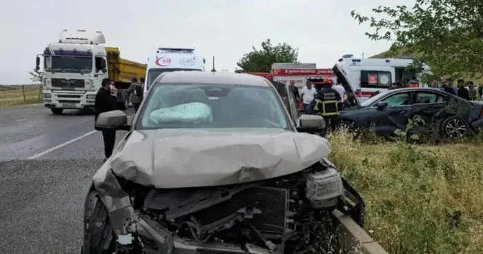 Diyarbakır da otomobil ile kamyonet çarpıştı: 1 ölü, 3 yaralı