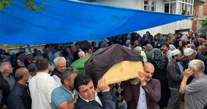 Bartın da akrabaları tarafından tüfekle öldürülen çift ile oğlu toprağa verildi