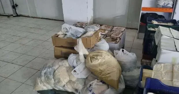 İzmir haberleri İzmir de gıda skandalı: Yüzlerce kilo bozuk peynir ele geçirildi 18 Haziran 2025