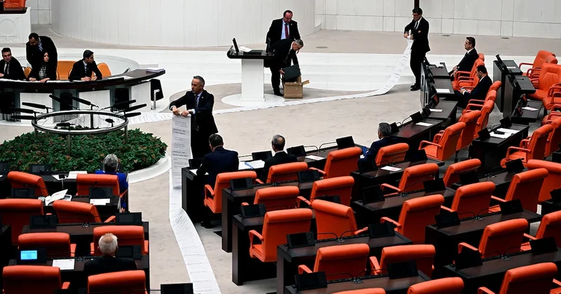 CHP li vekil Meclis te 54 metrelik listeyi gösterdi! İşte kamuda çoklu maaş alanlar Sözcü Gazetesi
