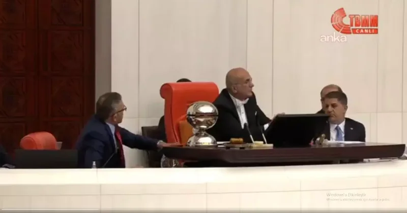 Meclis te gergin anlar! İYİ Partili katip üyesi, TBMM Başkanvekili nin kürsüsüne vurdu