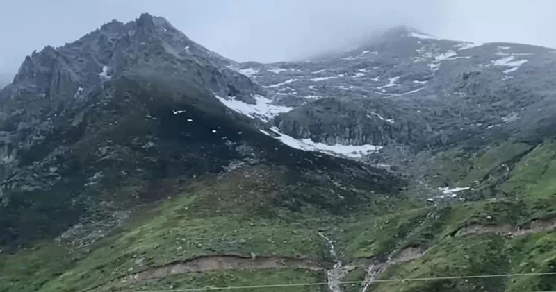 Haziranda yağan kar şaşkına çevirdi: Her yer beyaza büründü
