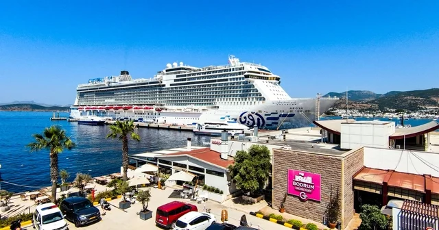 Bodrum a ilk kez gelen AROYA Cruises, bando ve halk oyunları ekibiyle karşılandı Muğla Haberleri