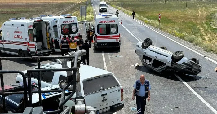 Van da mezuniyet törenine gidenlerin bulunduğu otomobil takla attı! 1 kişi hayatını kaybetti, 4 kişi yaralandı