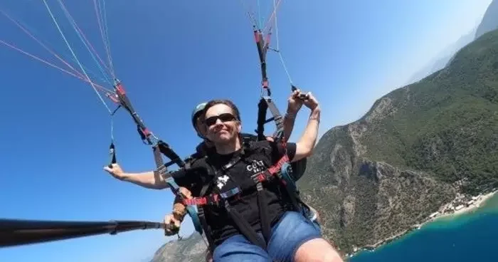 Görme engelli İngiliz turist Babadağ’dan uçtu