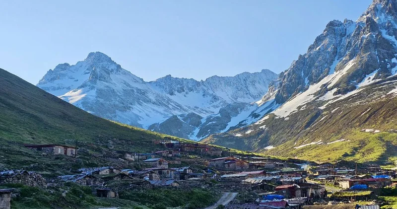 Rize, yaza meydan okuyor: Bazı yaylaların yüksek kesimlerine kar yağdı