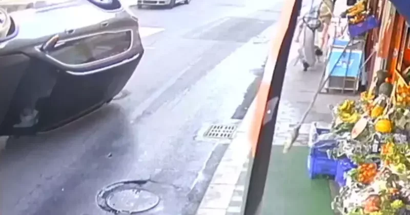 Sarıyer’de motosiklete çarpıp kaçan cip devrildi, kaza güvenlik kamerasında