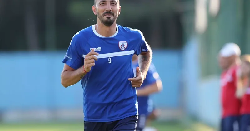 Süper Lig de 10 yıl boyunca oynadı: 3. Lig in namağlup şampiyonuyla anlaştı