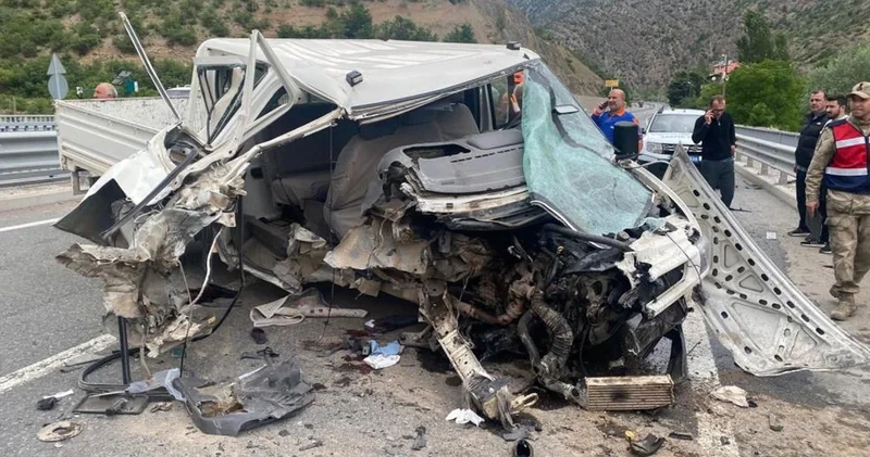 Korkunç kaza! Kamyonet bariyerlere çarptı: Ölü ve yaralılar var