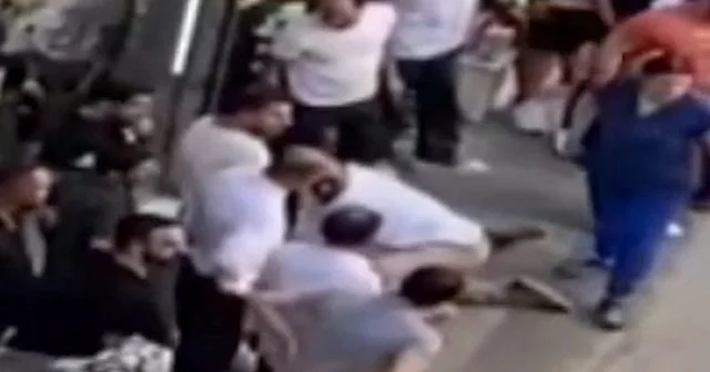 Elazığ da sokak ortasında kalp krizi: Vatandaşın müdahalesi hayat kurtardı VİDEO İZLE